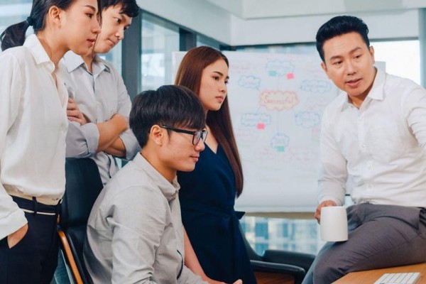 Bản đồ thế giới với các biểu tượng pháp luật và quy định cá cược, tượng trưng cho sự phức tạp của luật pháp toàn cầu và vai trò hướng dẫn của bcx88.